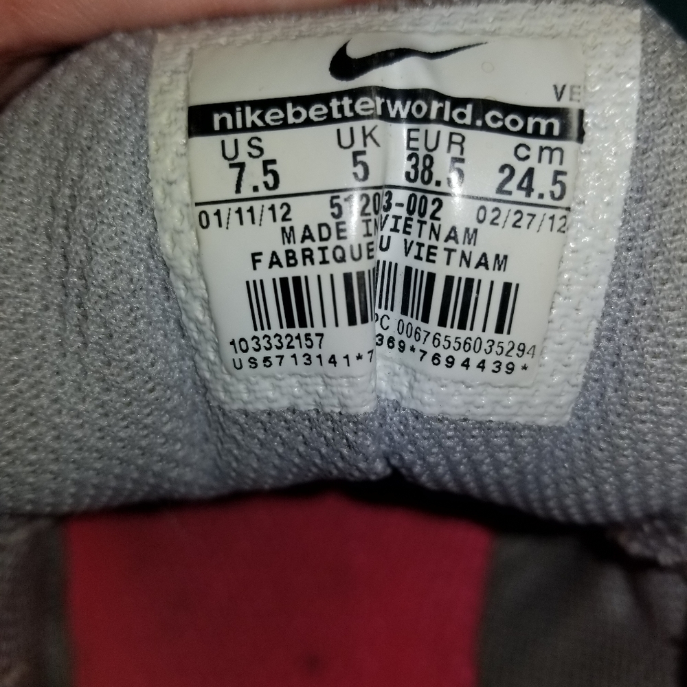 Nikes - Picture 3 of 3